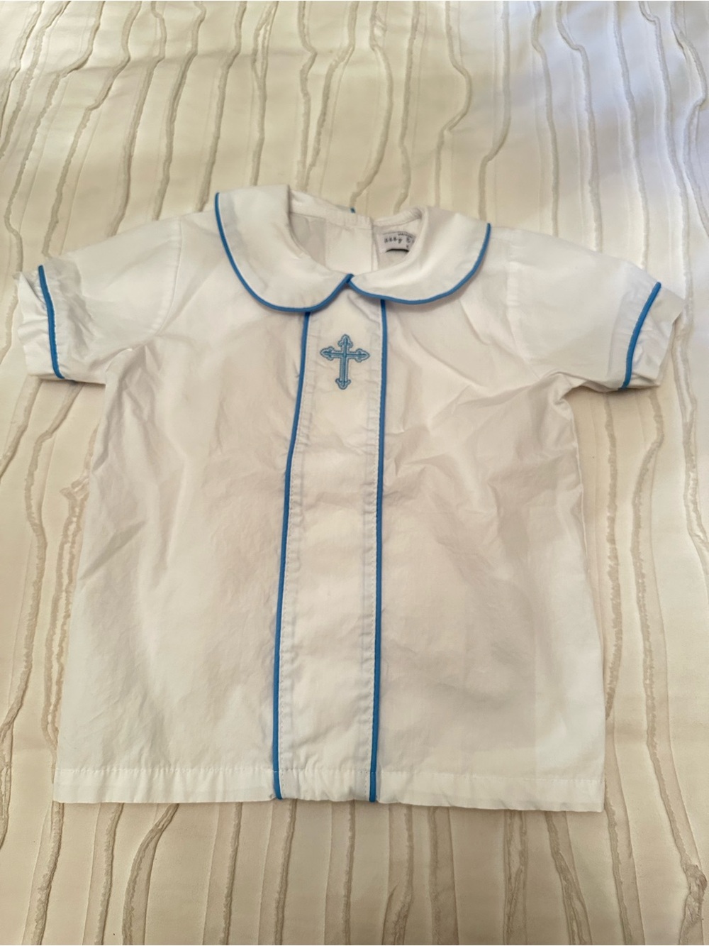 White Boys' Short-Sleeve Button-Down Shirt with Blue Trim and Cross
